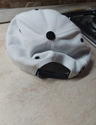 Cappellino Bianco e Nero con Foglia di marijuana