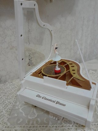 Carillon forma di pianoforte con ballerina gira