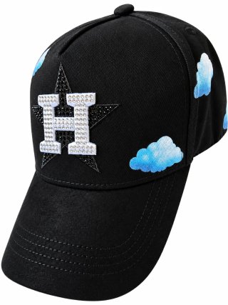 Gorra Negra con Diseño de Nubes y H