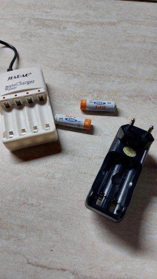 Caricabatterie Jiabao per pile stilo e mini-stilo