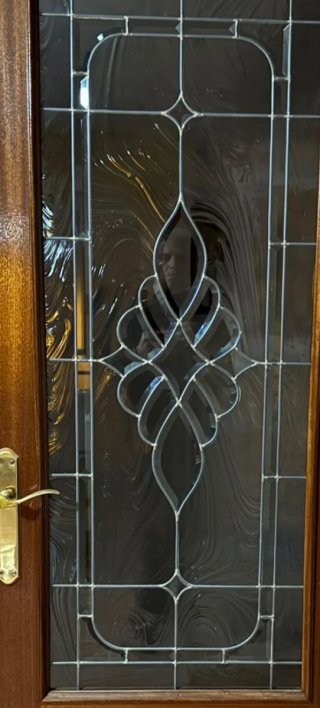 Puerta de Madera con Vidriera Decorativa
