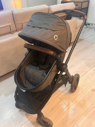 Carrito de bebé gris