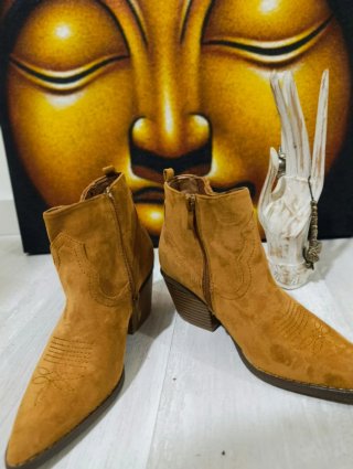 Botas beige con tachuelas
