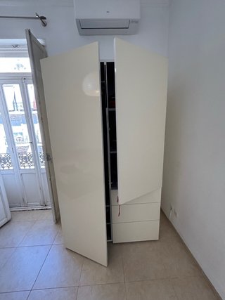Armario beige y blanco