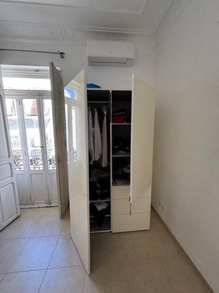 Armario beige y blanco