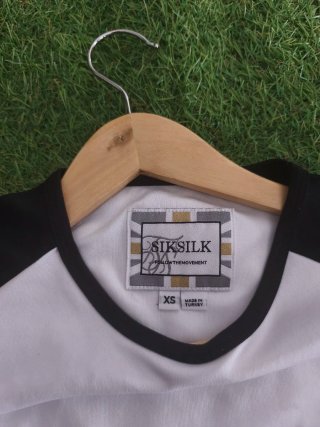 Camiseta SikSilk Barroca Logo Bordado