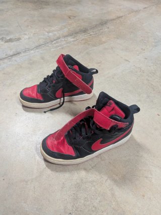 Zapatillas Jordan Negras y Rojas
