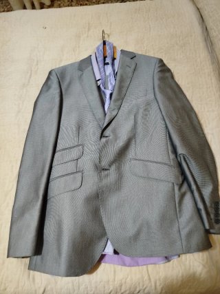 Traje de hombre gris con corbata