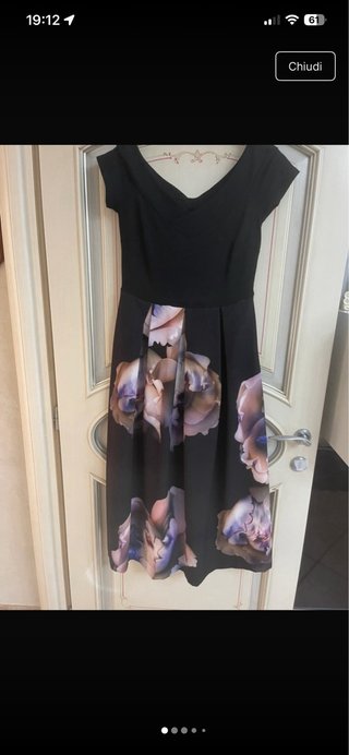 Vestito nero con stampa floreale