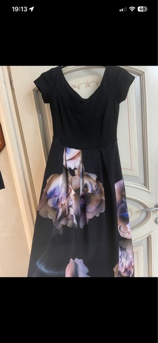 Vestito nero con stampa floreale
