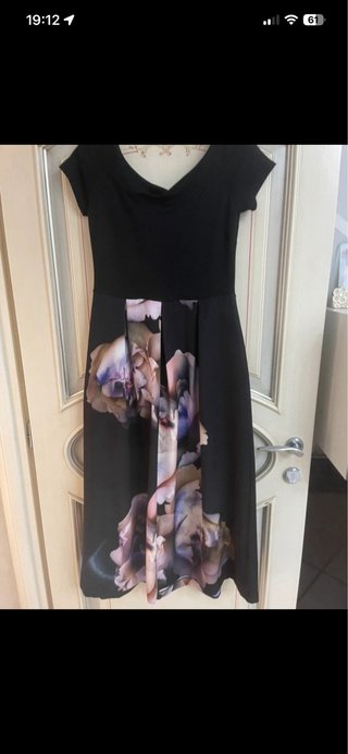 Vestito nero con stampa floreale