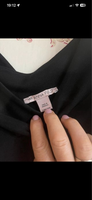 Vestito nero con stampa floreale