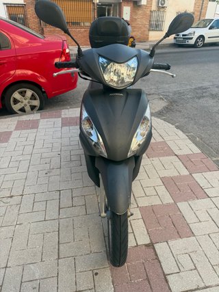 Honda Vision 100 Scooter Negra