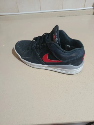 Zapatillas Nike Air Jordan Negras y Rojas número41