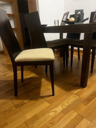Mesa comedor y 4 sillas oscuras