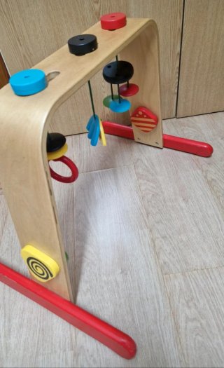 Gimnasio para bebé de madera IKEA