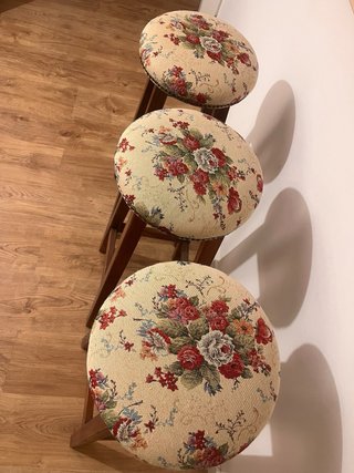 Set de 3 Taburetes de Madera y Tapizado Floral