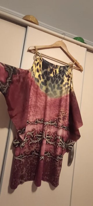 Vestido estampado leopardo con cadenas doradas