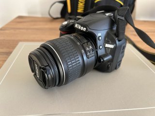 Cámara Nikon D3100 con accesorios