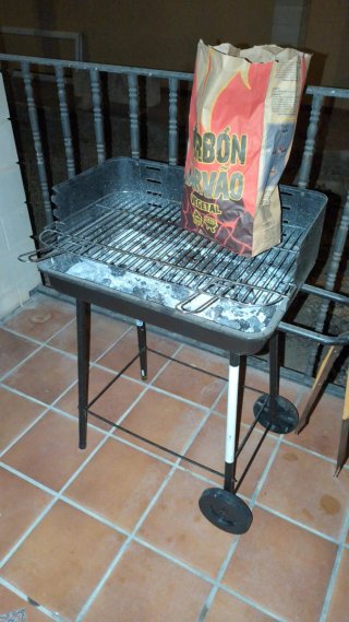 Barbacoa de Carbón con Ruedas