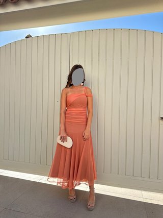 Vestido coral fruncido asimétrico