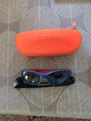 Gafas de sol para niño Cébé y regalo otras blancas