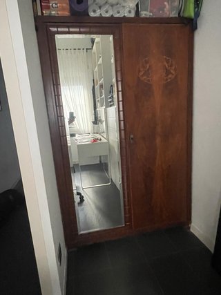 Armario antiguo de madera con espejo