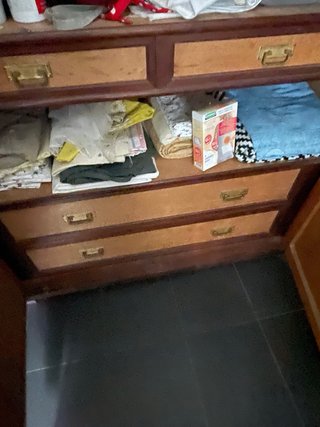 Armario antiguo de madera con espejo