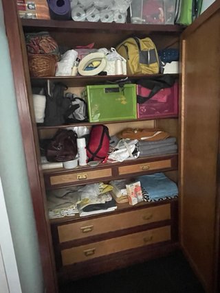 Armario antiguo de madera con espejo