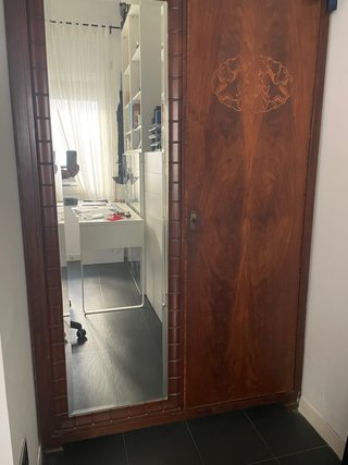 Armario antiguo de madera con espejo