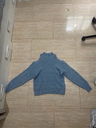 Jersey azul de punto con hombros descubiertos