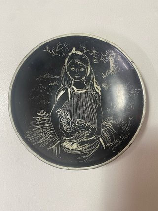 Plato antiguo metal esmaltado.  La escardadora.