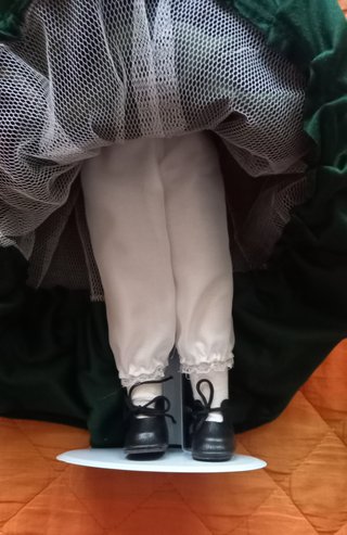 Bambola da collezione con ombrello