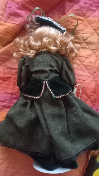 Bambola da collezione con ombrello