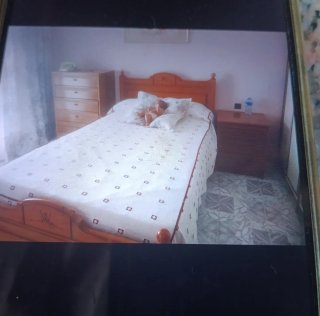 Cama de madera con mesita
