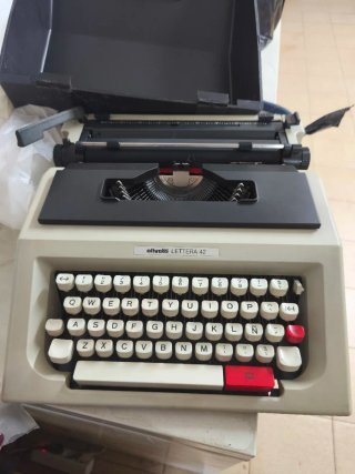 Máquina de escribir Olivetti Lettera 42