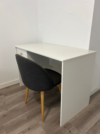 Escritorio blanco con cajón y silla incluida.