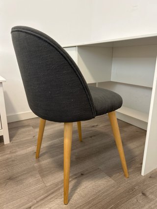 Escritorio blanco con cajón y silla incluida.