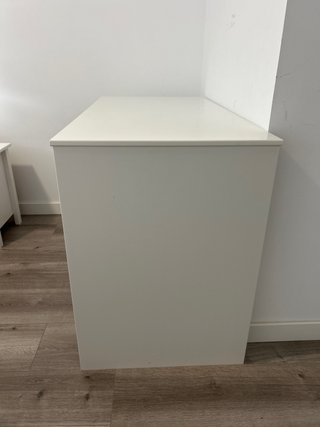 Escritorio blanco con cajón y silla incluida.
