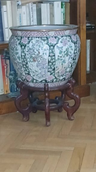 Jarrón chino de porcelana con soporte