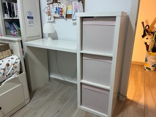 Escritorio Ikea con estante Kallax incorporado