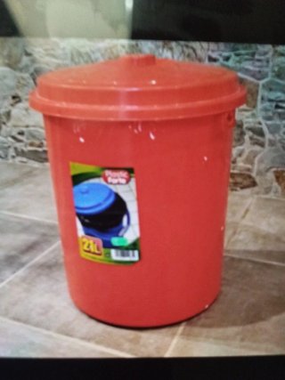 Cubo de plástico rojo 21L