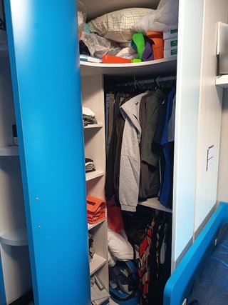 Mueble infantil azul (armario + cama doble)