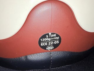 Casco de moto blanco y marrón