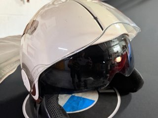 Casco de moto blanco y marrón