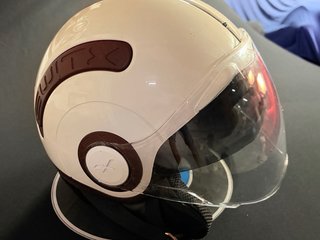 Casco de moto blanco y marrón