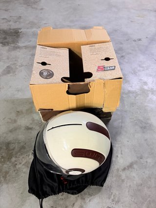 Casco de moto blanco y marrón