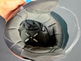 Casco de moto blanco y marrón