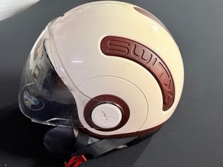 Casco de moto blanco y marrón