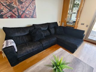 Sofá modular gris con chaiselongue